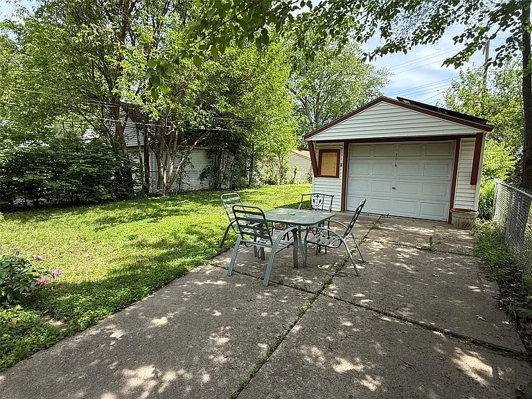 1746 N Denwood St — Photo 15