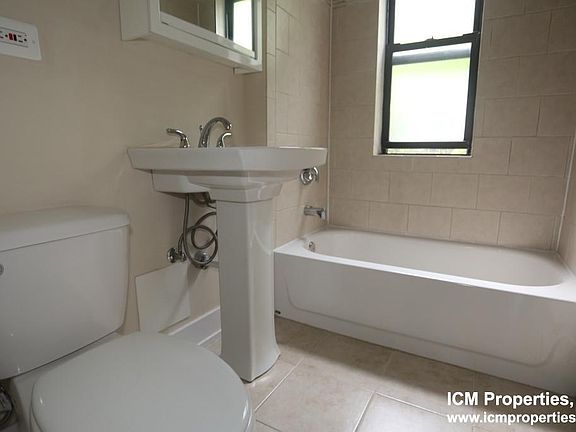 2nd image of 621 W Melrose St #1M