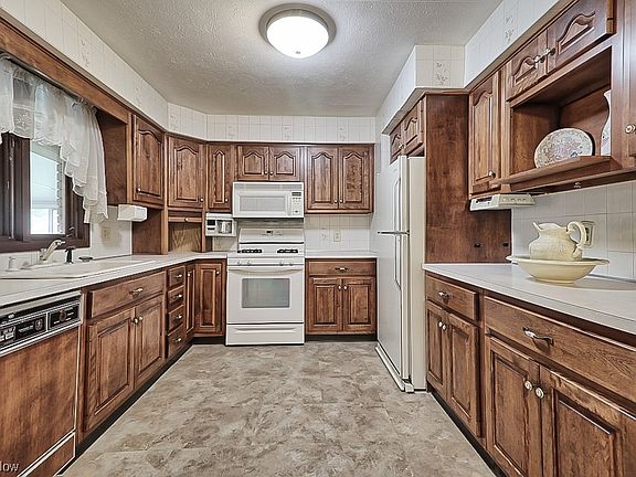 3rd image of 400 Calvin Dr