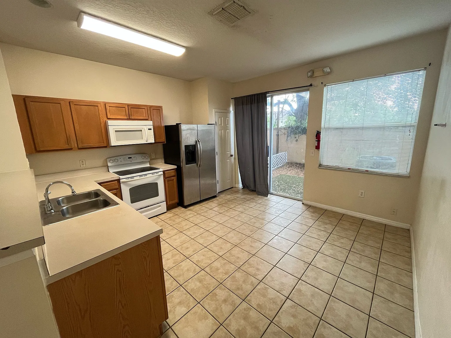 3 bed, 1187 sqft, $1,900 — Photo 2