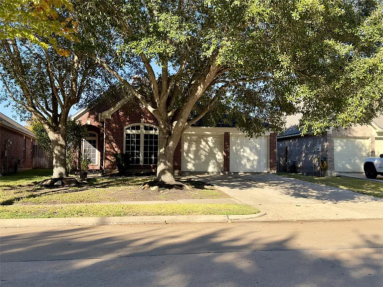 1506 Rogers Lake Ln — Photo 1