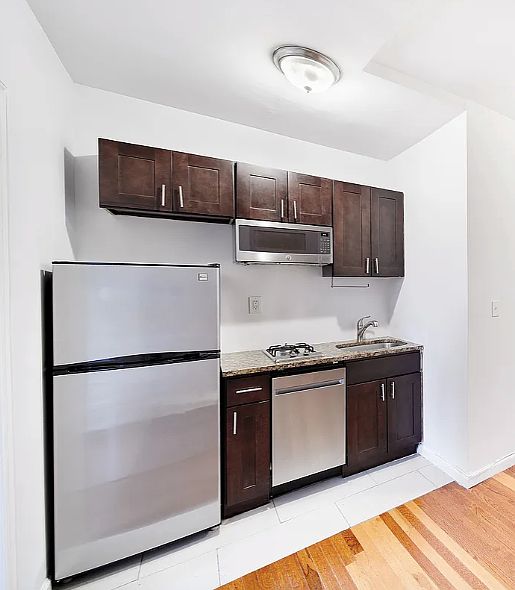 2nd image of 32 Saint Marks Pl APT 3