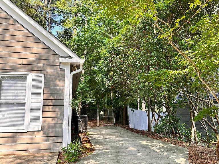 747 Greenhedge Dr — Photo 3