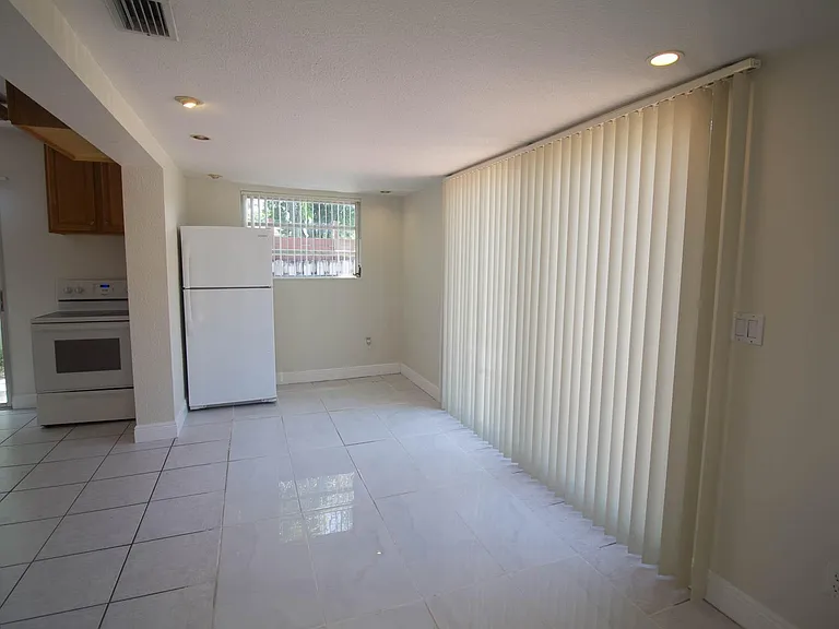 909 NE 12th Ave — Photo 3