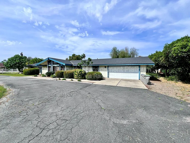 9193 N Fowler Ave — Photo 29