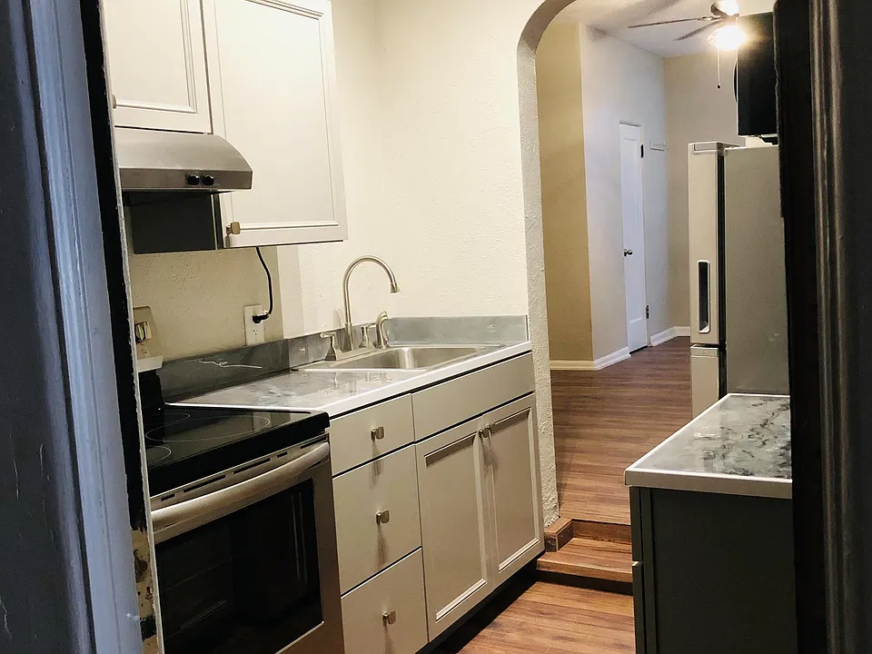 201 W Main St #1