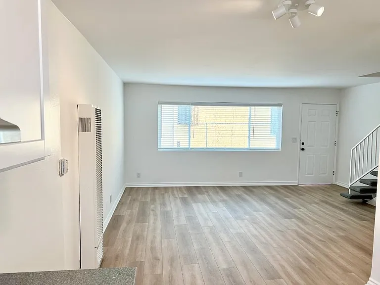 6542 S Victoria Ave — Photo 6
