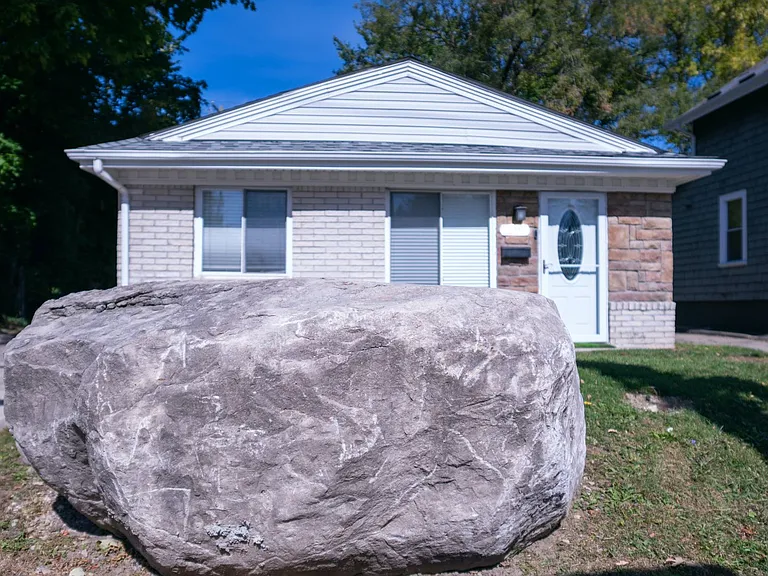 1205 E Forteen Mile Rd — Photo 2