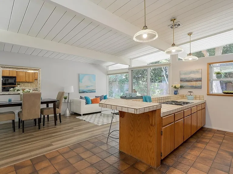 3311 Thomas Dr — Photo 2
