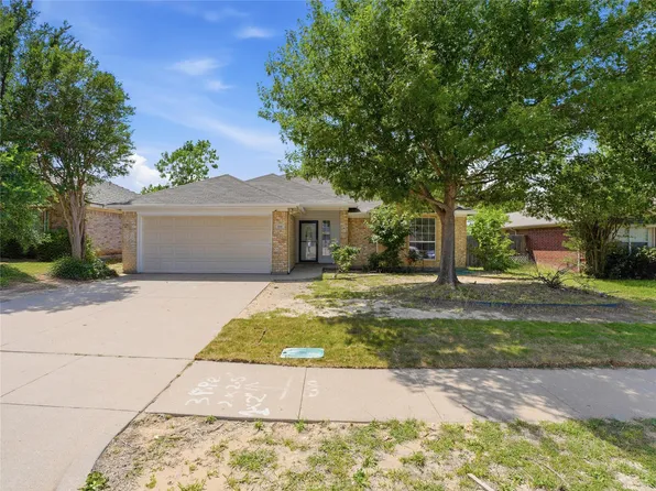 104 Adams Dr, Crowley, TX 76036