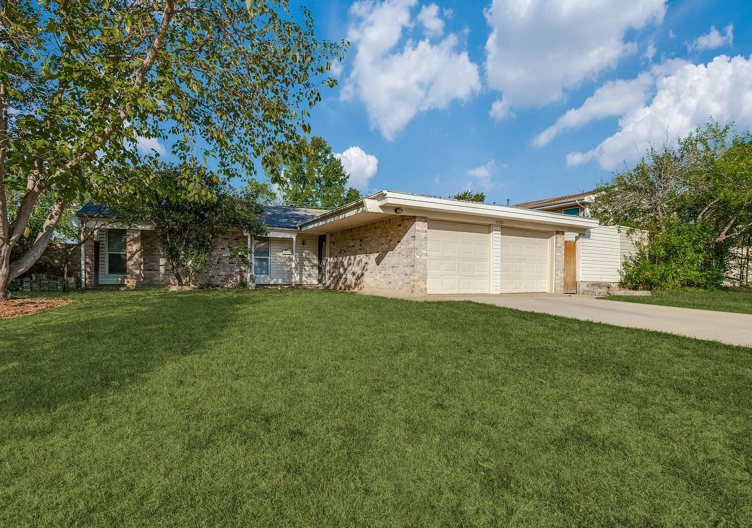 3 Bed, 2 Bath. Hardwood floors, quartz countertops, stainless steel appliances. — Photo 4