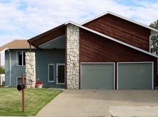 310 Georgetown Dr, Glendive, MT 59330