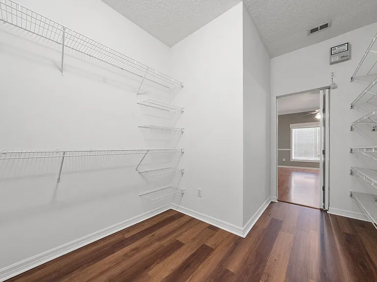 9724 Myrtle Creek Ln — Photo 32