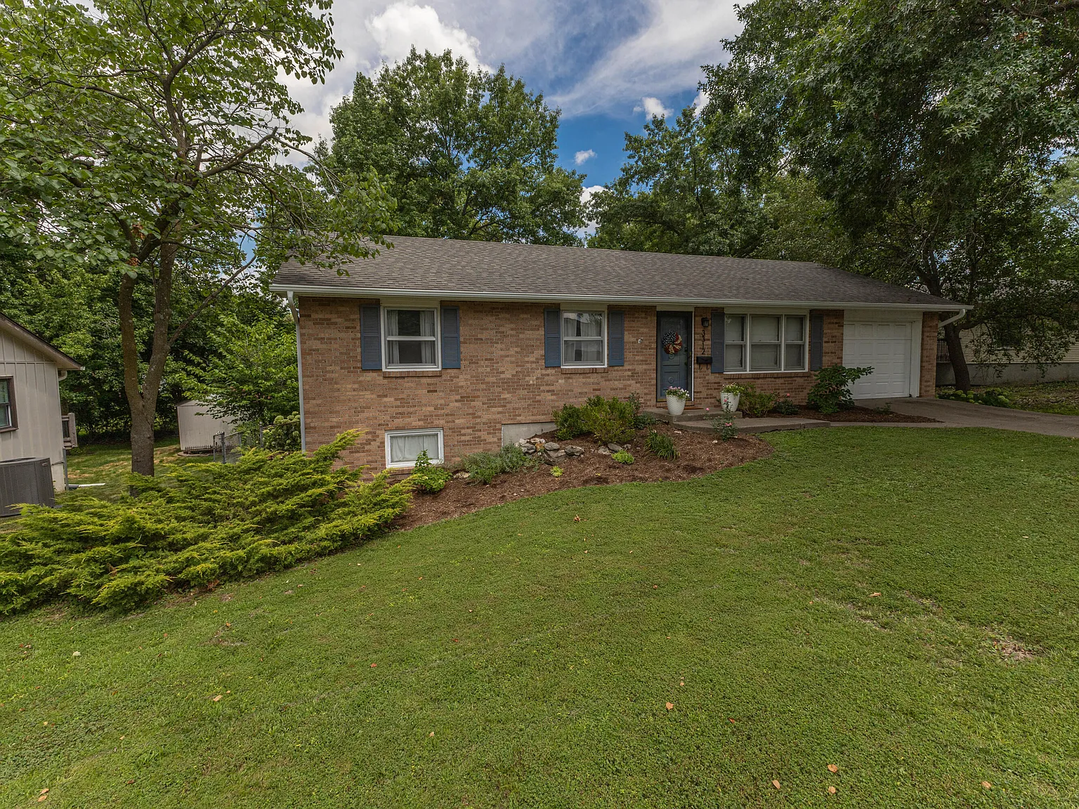 5 bed, 2.5 bath, 2296 sqft, $2,000 — Photo 3