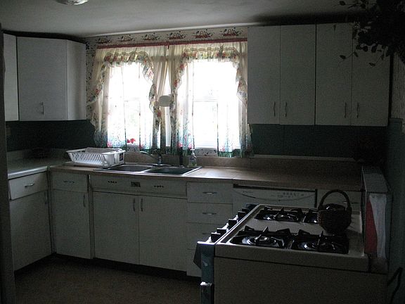 LARGE KITCHEN