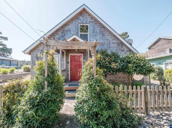 1332 NW 19th St, Lincoln City, OR 97367