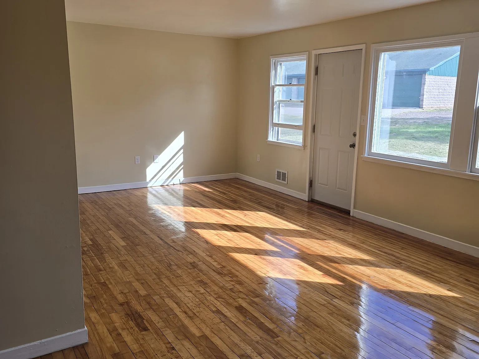 3 bed, 1250 sqft, $795 — Photo 3