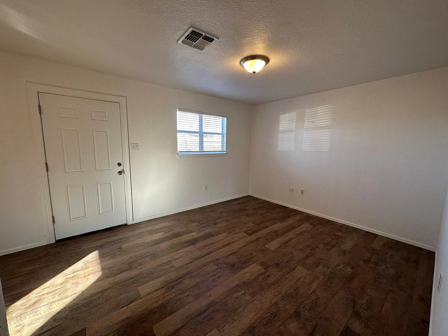 3 bed, 1287 sqft, $1,900 — Photo 4