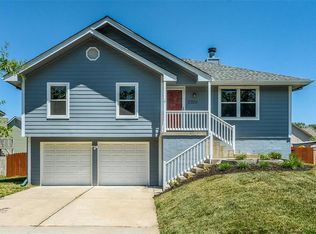 2320 NE Bridgeport Dr, Lees Summit, MO 64086