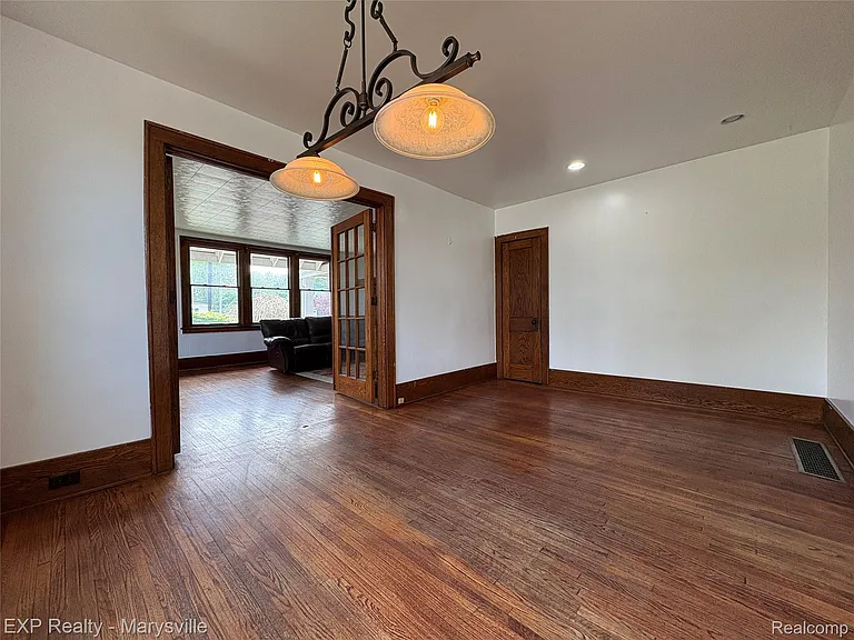 504 Clinton Ave — Photo 9