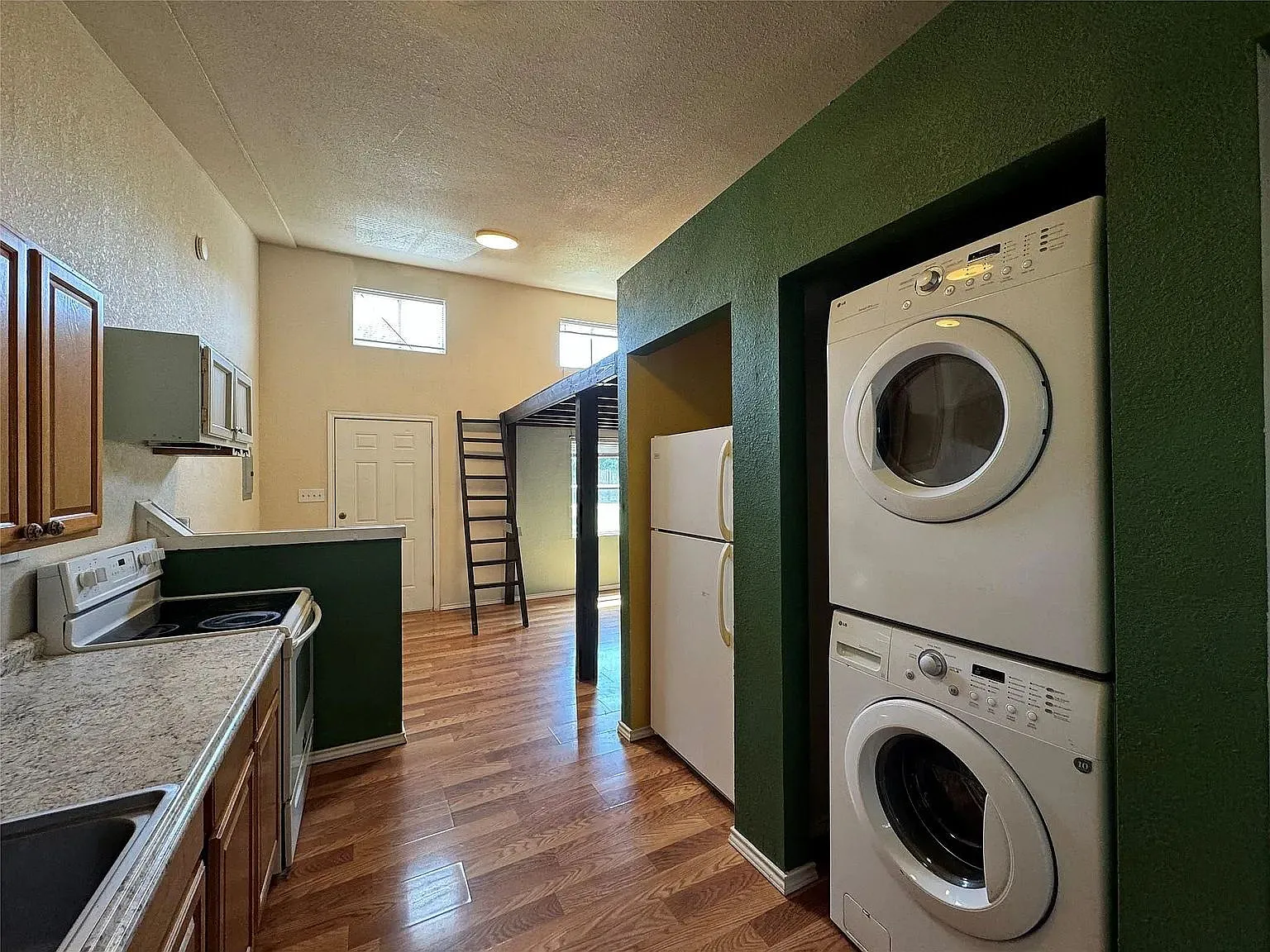 1 bed, 1.0 bath, 700 sqft, $925 — Photo 2