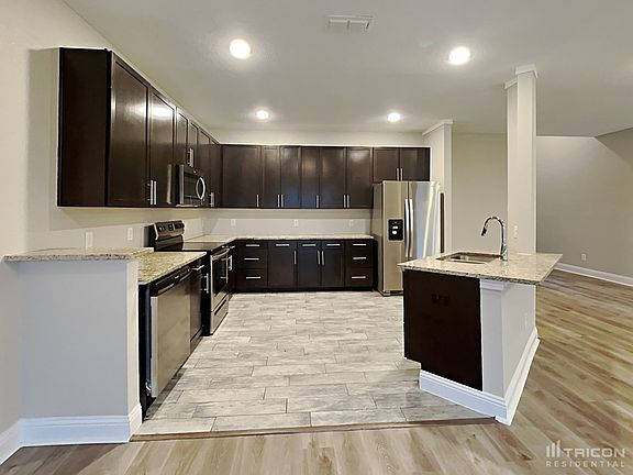 5th image of 933 Woodcrest Dr