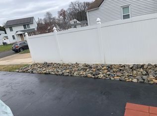 132 Penn Ln, Levittown, PA 19054