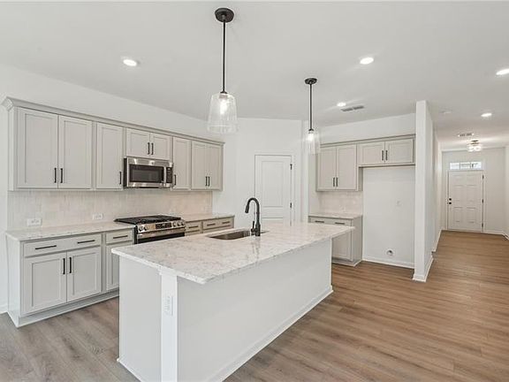 5th image of 522 Silverleaf Trl