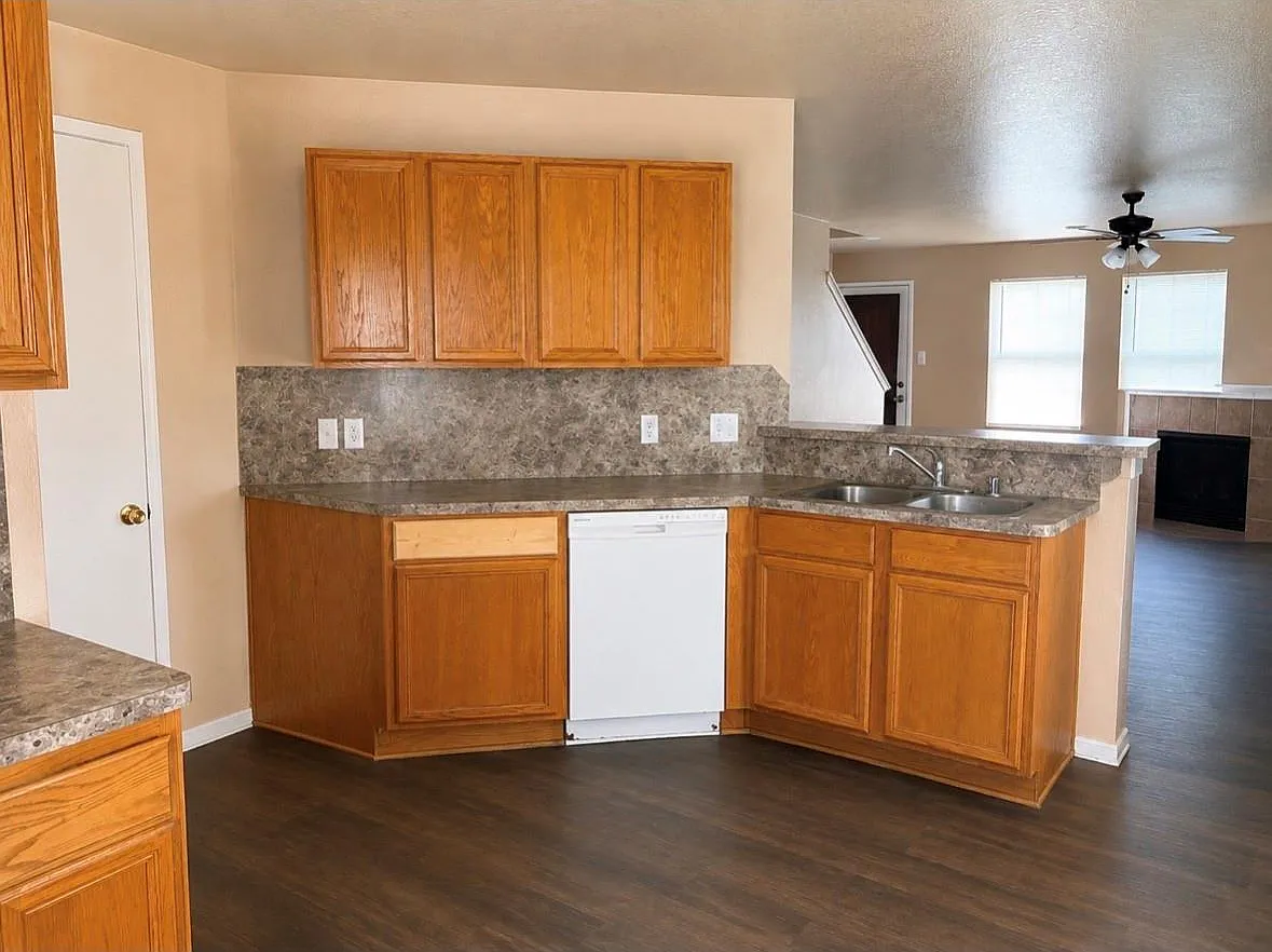 4 bed, 2.5 bath, 2053 sqft, $2,000 — Photo 4