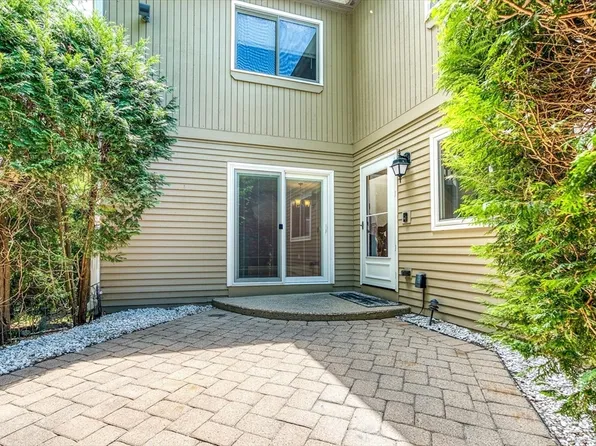 10 Loyalist Dr #10, Uxbridge, MA 01569