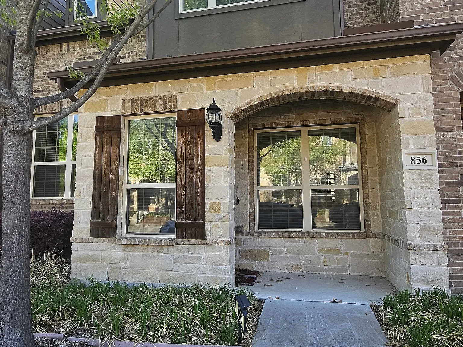 Cozy Meets Convenience Stunning Lease Opportunity — Photo 4