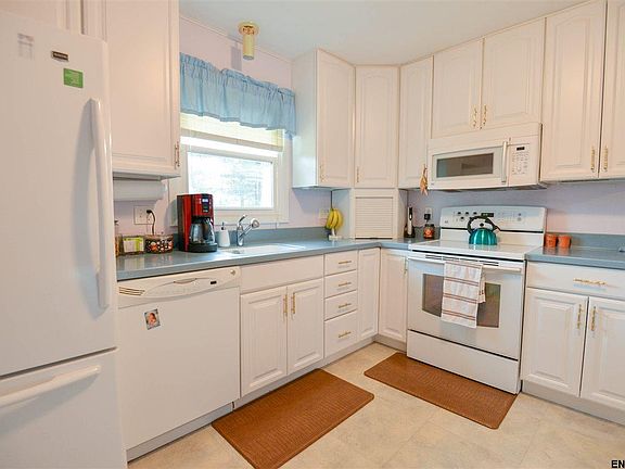 5th image of 28 Longwood Dr