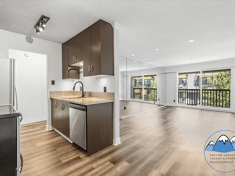 270 3rd St W — Photo 2