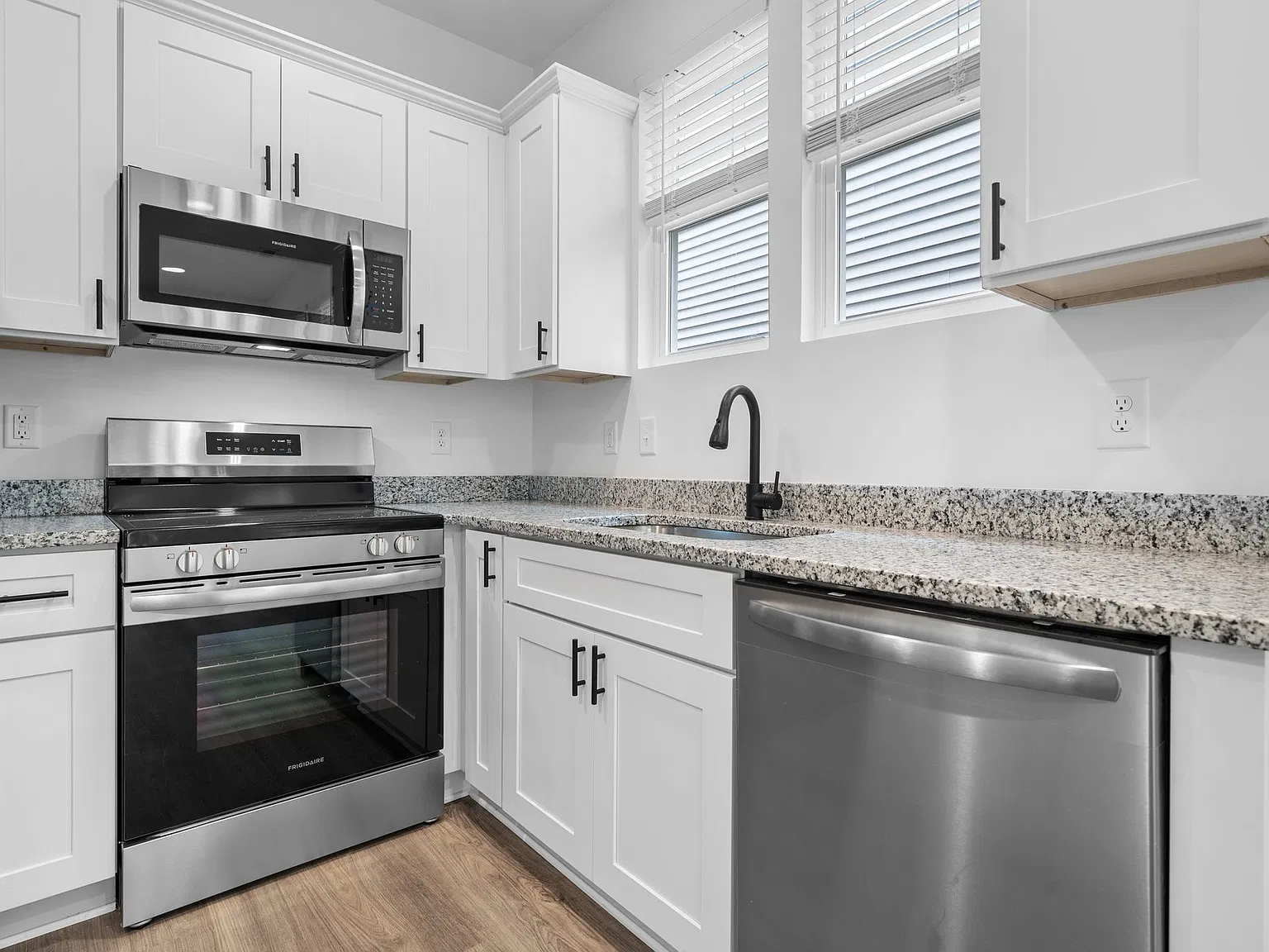 3 bed, 2.5 bath, 1376 sqft, $1,700 — Photo 3