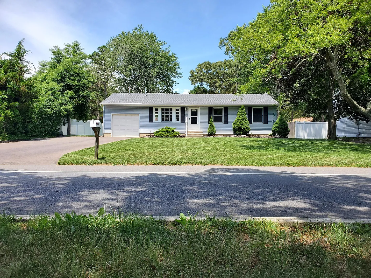 3 bed, 1250 sqft, $3,225 — Photo 3