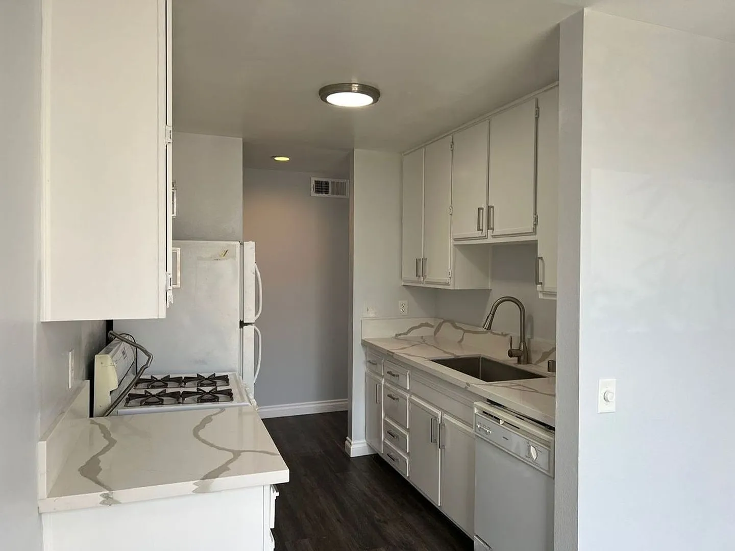 Charming 2BR Condo in West Los Angeles — Photo 3
