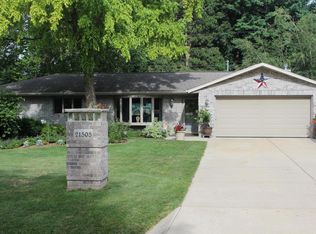 21505 Greendale Dr, Waukesha, WI 53186