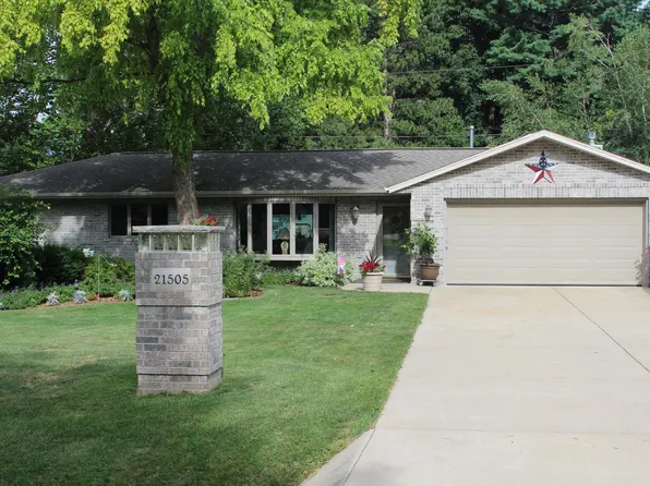 21505 Greendale DRIVE, Waukesha, WI 53186
