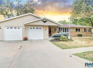 205 E 4th Ave, Lennox, SD 57039