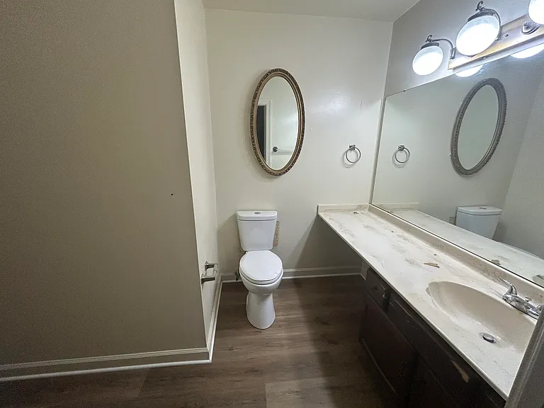 817 King James St SW #C — Photo 5