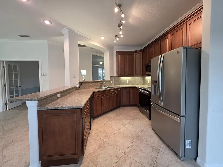4492 Golf Club Ln — Photo 3