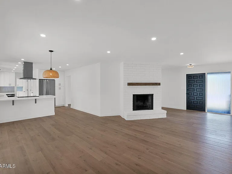501 W Seldon Ln — Photo 12