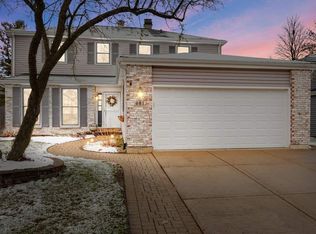 681 Randi Ln, Hoffman Estates, IL 60169