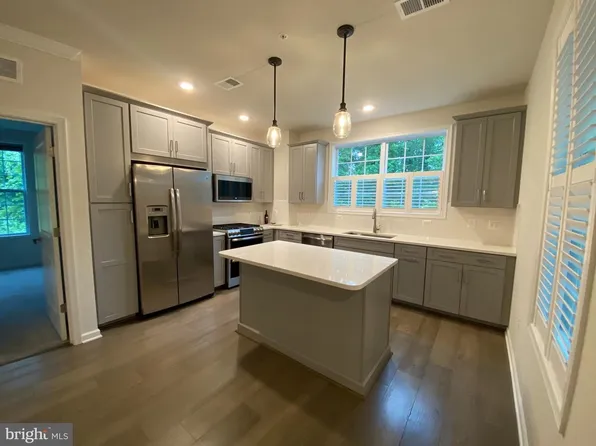 23215 Milltown Knoll Sq #102, Ashburn, VA 20148