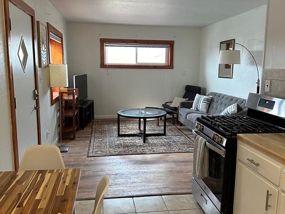 4th image of 902 E Hill Ave