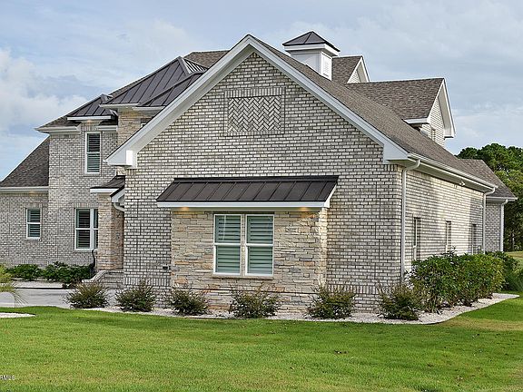 2nd image of 3505 St James Drive SE