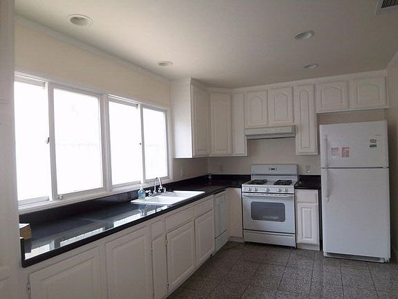 3rd image of 334 S Citrus Ave