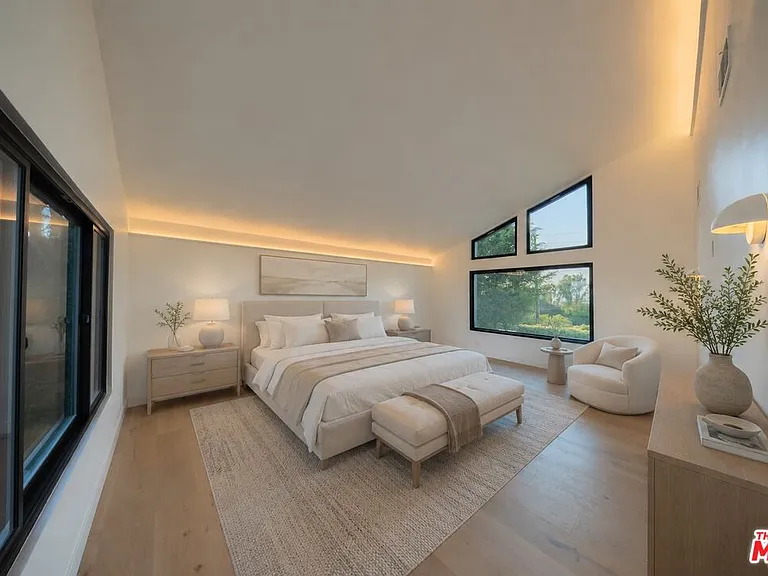 13302 Mulholland Dr — Photo 5