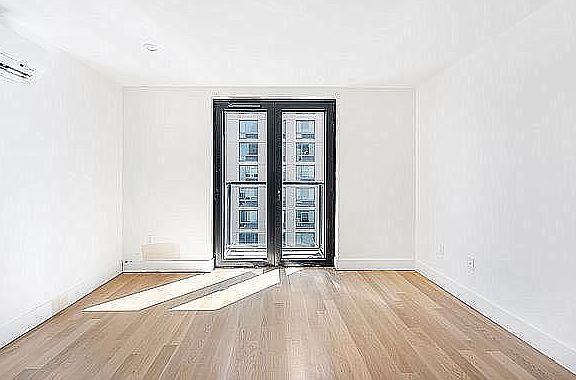 4th image of 250 Gold St #821