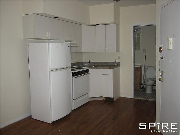 3rd image of 317 W 35th St APT 5RW